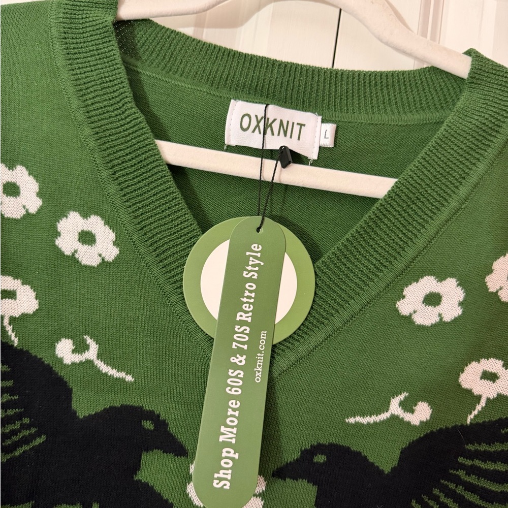 Women's Green V-Neck Patterned Sweater - Picture 3 of 4